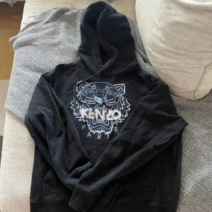 Kenzo tröja - En kenzo tröja som jag ej använder längre, strlk L men passar M (jag har medium) cond 7/10