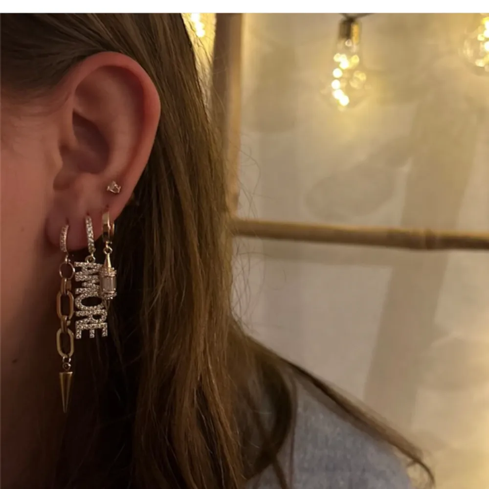 Guld örhängen!! Så snygga!! Alla säljs på smycka by m . Accessoarer.