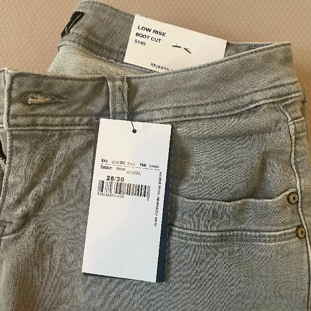 Säljer dessa helt nya och slutsålda LTB bootcutjeans från zalando. Väldigt snygga och populära!!❤️(Aldrig använda ) ( är inte randiga ). Jeans & Byxor.