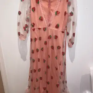 Super fin klänning i bra skick använd 2 gånger 