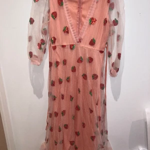 Strawberry dress - Super fin klänning i bra skick använd 2 gånger 