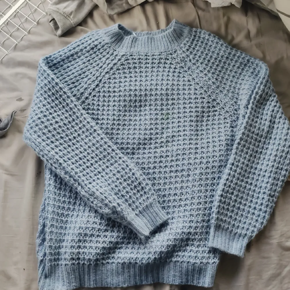 En blå stickad tröja i S, köpt på Lager 157, använt typ 5 gånger, har en liten grön fläck på sig, annars i bra skick!. Stickat.