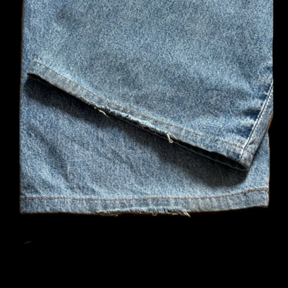 (uppsydda) mid waist baggy jeans från hm, lite slitna vid benen men annars väldigt bra skick. Jeans & Byxor.
