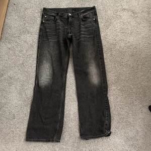 Svarta lågmidjade Jeans - Jeans från Weekday i modellen Arrow. Storlek 31/32. Säljer då de inte passar längre.
