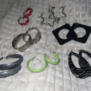 Örhängen  - Säljer massa örhängen! Köp allt för 40kr!!