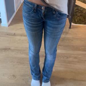 Säljer nu mina super snygga lågmidjade Ltb jeans i storleken 24/32 skriv gärna om ni är intresserade!🩷