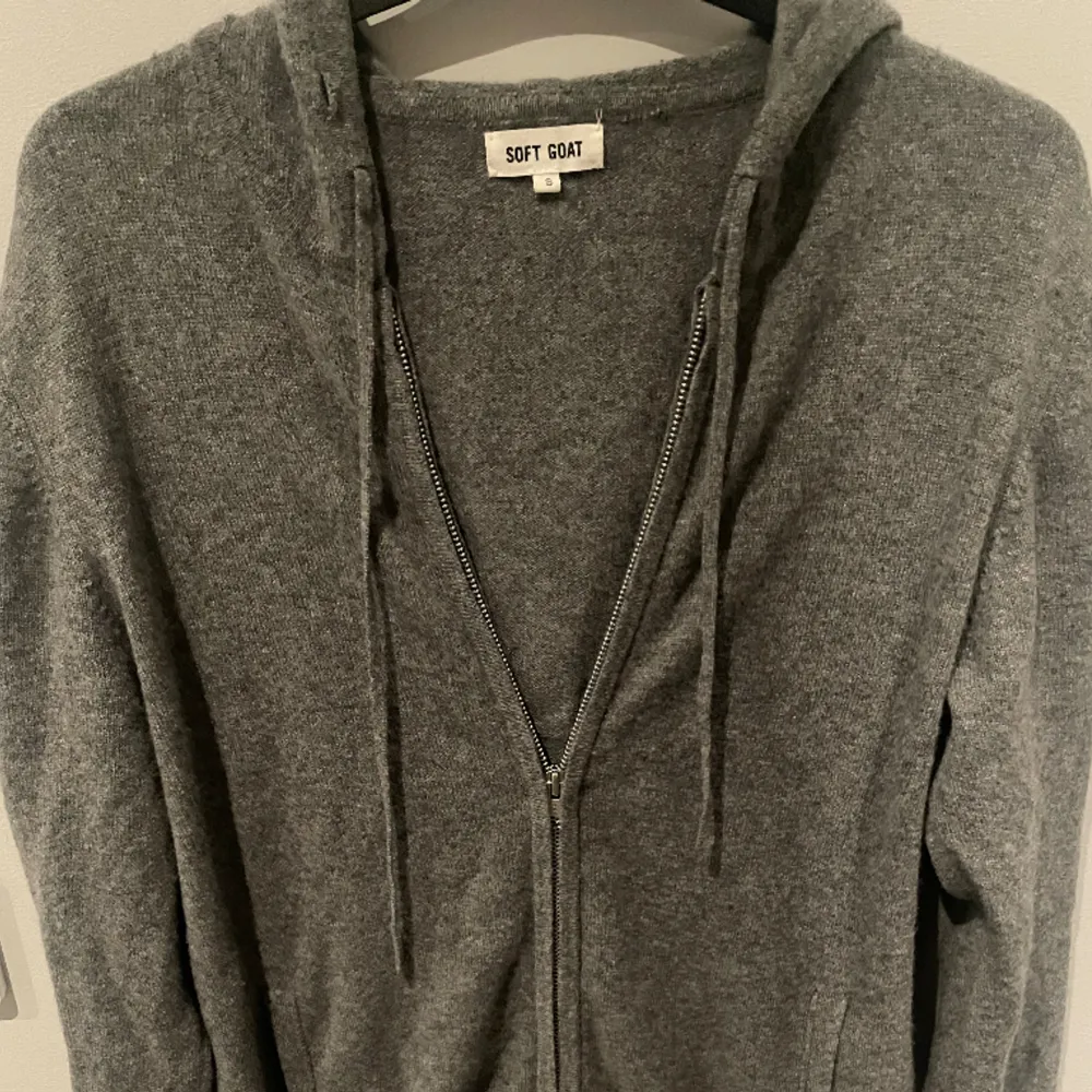 Säljer min 100% kashmir zip hoodie ifrån soft goat. Nypris 2,5. 2 flaws, kontakta mig så löser jag bild på de. Skick 7/10. Passar S/M.. Tröjor & Koftor.