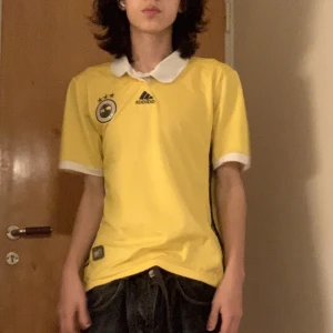 Fotbolls Tröja - Riktigt snygg och unik fotbolls tröja från ett lag från turkiska ligan. Storlek M, sitter snyggt på mig som ligger mellan S-M Frågor? Tveka inte att höra av dig 🧬