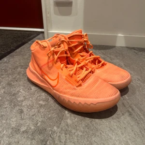 Basket skor  - Jag har haft skorna på idrotten i skolan väldigt fina skor om man vill sticka ut i klassen. Pris kan diskuteras vid snabb affär.