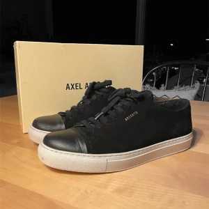 Arigato Cap Toe - Säljer ett par Axel Arigato-skor i riktigt bra skick. Nypris på skorna är 2500kr. Boxen finns kvar och om ni har frågor eller funderingar är det bara att höra av sig!