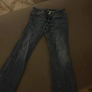 Hej! Säljer domma low waist jeansen från H&M! Använd några gånger sitter perfekt! Storlek 158. 300kr +frakt