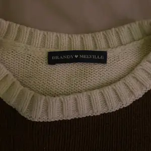 Stickad Brandy Melville tröja med bruna o lite off white stripes 💫 Jätte fin och inga skador. One size men sitter oversized/ loose fit 💞