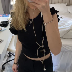 Supersöt volang topp från Zara  - Söt volangtopp från zara! Stl M. Snygg till kostymbyxor och kjol!!!🥰🥰