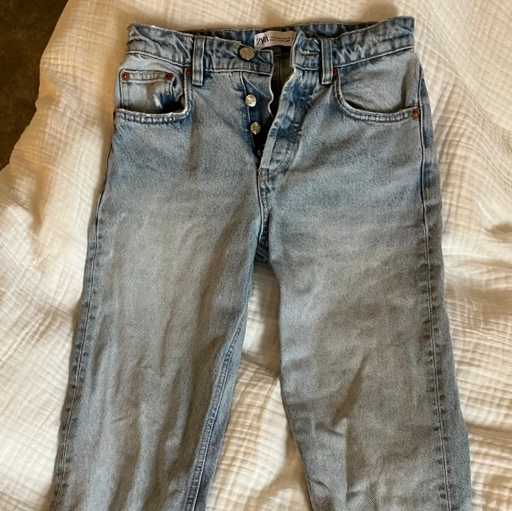 Säljer dessa populära ljusblåa jeans från Zara. 🩵🩵 säljer då dem är för små för mig och köpt en större storlek! Ny skick!. Jeans & Byxor.