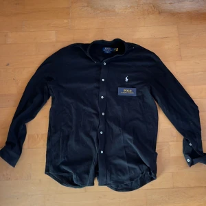 Ralph Lauren Skjorta  - Riktigt fet Ralph Lauren skjorta. 10/10 aldrig använd bara provad 1 gång. Hör av er vid funderingar pris kan diskuteras vid snabb affär.