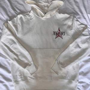 Extremt fin Amiri hoodie knappt använd skick 10/10, identisk till äkta. 500kr pris kan självklart diskuteras! 