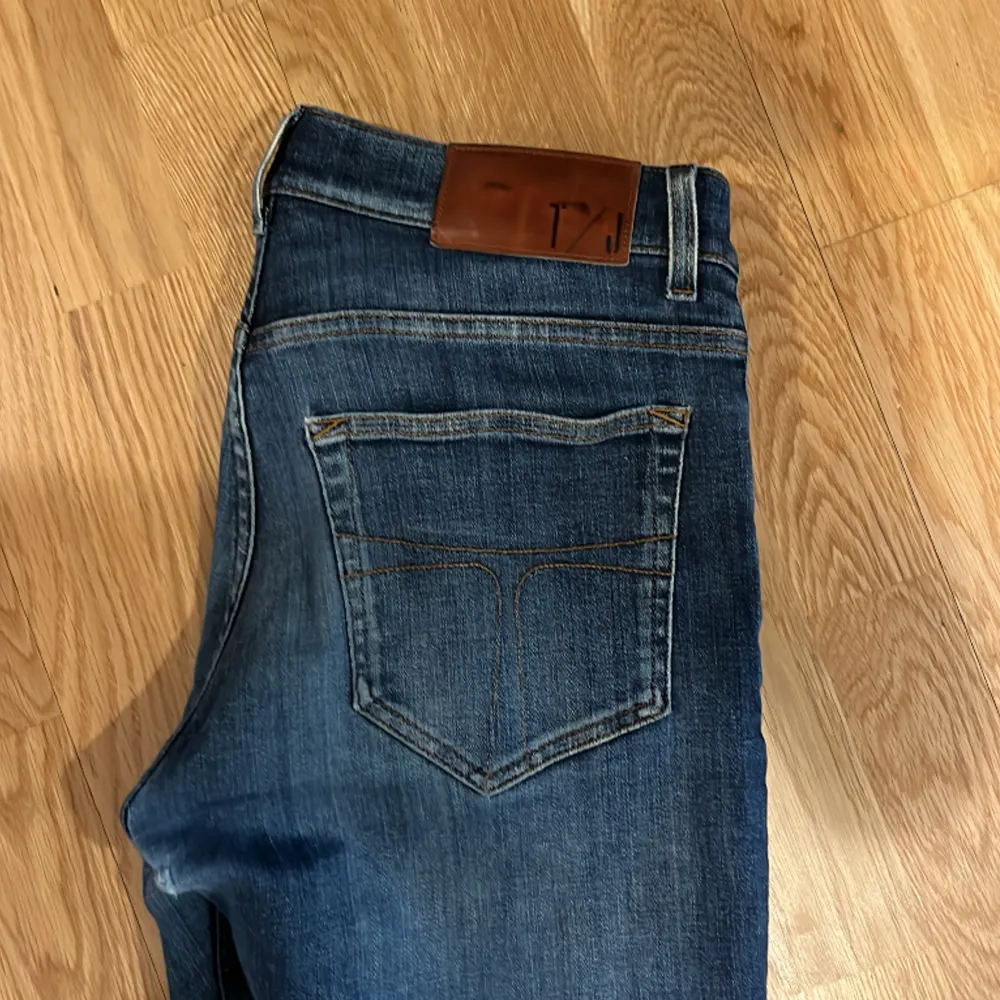 Säljer dessa feta jeans från tiger of Sweden! Inga defekter förutom att dom är lite sluta i skrevet! PM för mer bilder!. Jeans & Byxor.