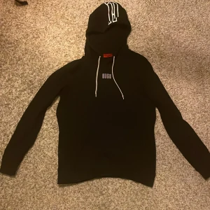 Hugo Boss Hoodie  - Hej, Jag säljer min Hugo Boss hoodie , säljer pga för liten. Köpt på NK i Stockholm för 1900kr, mitt pris är endast 499kr. Hör av er vid frågor!