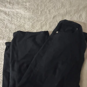 Svarta jeans  - 💞Svarta jeans med hål i knäna  💞Bra passform runt midjan  💞Utvidga runt benen  KAN skickas och mötas 