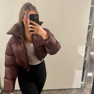 Puffer jacka - I färgen brun, strl s/m