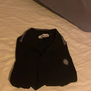 Stone-island piké  - Tjenare. Säljer en svart piké ifrån märket från stone island som är perfekt att nu i sommaren. Det är jättefint skick. Tveka inte på att höra av er via funderingar 
