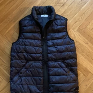 Stone-island väst - Tjenare, detta är en riktigt snygg stone island väst med ett fint skick. Tveka inte på att höra av dig om vid funderingar 