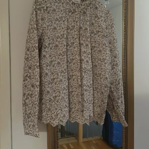 Söt blus/tunika med spetsdetaljer från Levate Room - Jättesöt skjorta/tunika i beige&Khaki