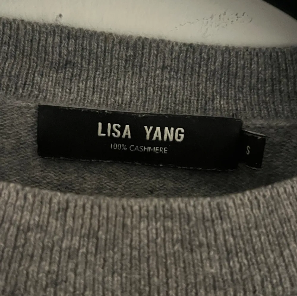 Stickad tröja från Lisa yang i 100% Kashmir. Storlek small. Helt i toppskick förrutom några noppror som är enkla att ta bort.   Nypris: 3800. Stickat.