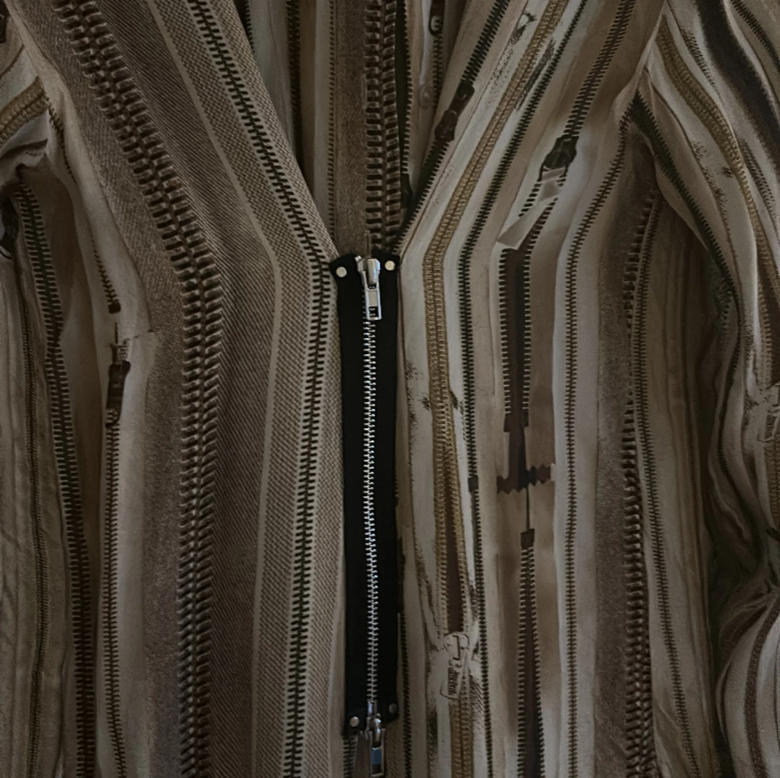 Ovanlig skjorta med blixtlåsdetalj - 90