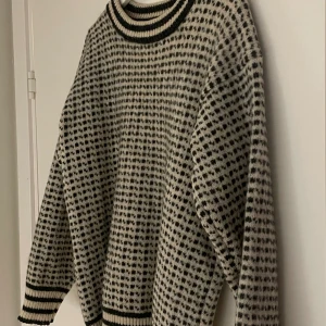 Stickad tröja - Stickad fin ”Norwool” tröja. Använd men fortfarande i fint skick. Skulle säga att den motsvarar storlek S i storleken💖