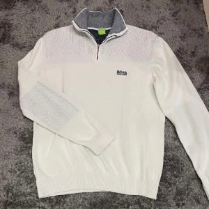 Hugo boss halfzip - Skön Hugo boss half zip tröja i färgen vit som är i riktigt bra skick! Tröjan är unik samt fräsch men säljer då den bara legat i garderoben! Vid frågor hör av er✔️