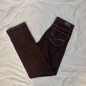 Flash Jeans - Raka bruna jeans. Använda 2 gånger dvs nyskick.  Kommer ej till användning då de är lite stora