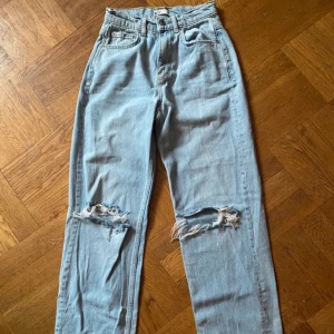 Högmidjade mom jeans  - Högmidjade mom jeans från Gina tricot. Endast testade 