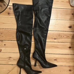 Overknee boots - Overknee stövlar i skinnimitation från zara, strl 37. Använda två ggr: i utmärkt skick.