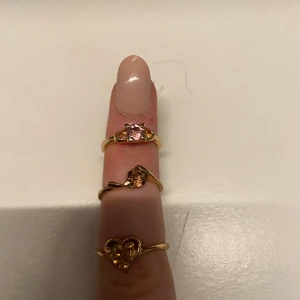 3 st guldiga och rosa ringar  - Coquette/dollette ringar  Guldiga och rosa  Inte använda  alla för 30 kr 