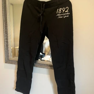Mysbyxor från Abercrombie & Fitch  - I använt men fint skick! Inga hål/märken. Små i storlekarna, passar M. 