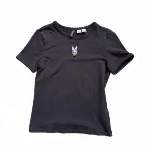 En svart T-shirt med Daisy duck på. Ifrån H&M i storlek S (small). Använd enstacka ggr och i nyskick⭐️⭐️
