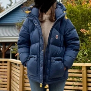 Fjällrävenjacka - Fjällräven jacka i storlek XL Marinblå Nyinköpt vintern 2023 Endast använd en vinter Den är i bra skick men har en liten reva på en utav ”innerfickorna” Inga fläckar eller hål och ingen rökdoft osv. Säljer pga att storleken inte längre passar.