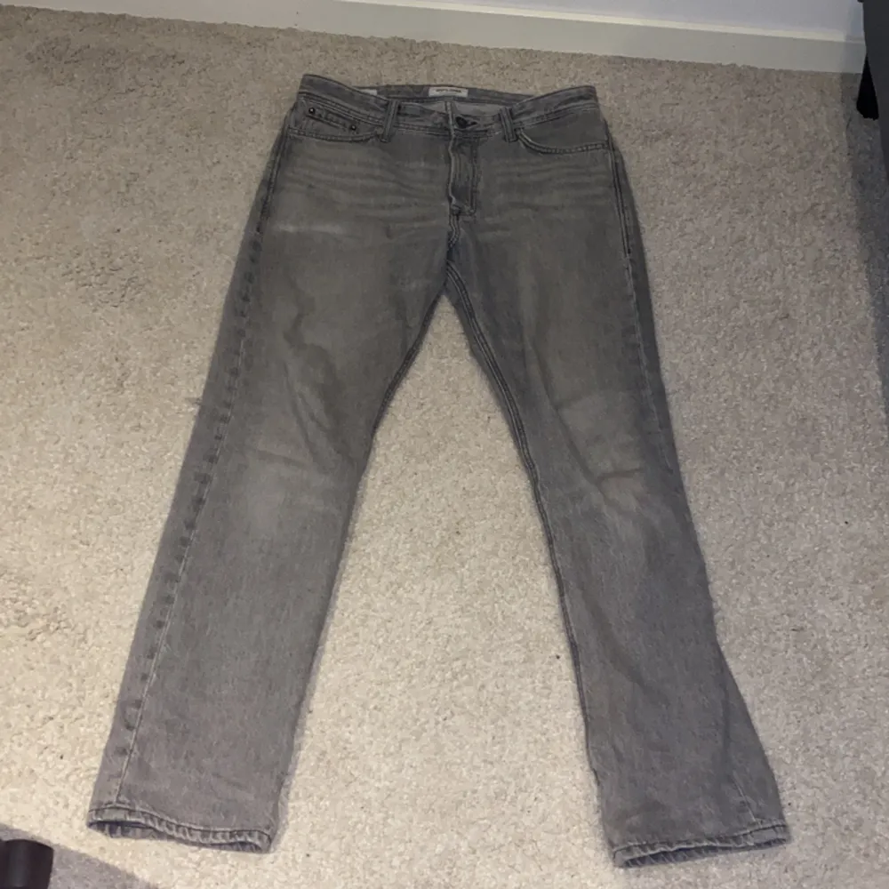 Två par Jack & Jones jeans i bra skick, de grå byxorna är i storlek 30/32 och de blå byxorna är i 29/32. 1par byxor, 300kr. 2par byxor, 499kr. Hör av er vid funderingar och frågor?. Jeans & Byxor.