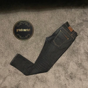 Fräscha nudie jeans GrimTim - Ett par grisch nudie jeans i modellen ”Grim Tim” som är slimfit | 33/32 som sitter bra på modellen men jag skulle säga att det är mer 31/32 | jag är 183cm och 72kg | bra skick, 9/10 finns ett märke på bakfickan | nypris ca 1500 | kom gärna med frågor
