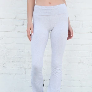 Brandy Melville yogapants - Knappt använda❤️ Lite noppriga på insida lår, men inget speciellt. Säljer då dem inte kommer till användning längre. Dem är väldigt långa så jag har sytt upp dem så dem passar någon som är runt 165❤️