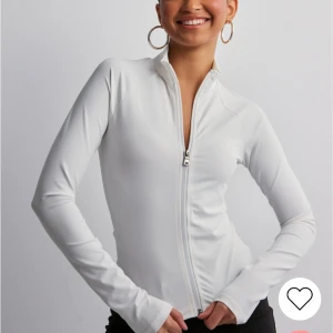 Nelly full zip top  - Jättefin träningströja i storlek M, aldrig använd. Nypris 349kr☺️ först till kvarn som gäller!