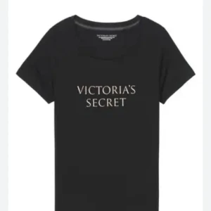 Victoria Secret T-shirt - Svart T-shirt från Victoria Secret med rosa text. Storlek L men mer som M.