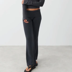 Yogapants  - Mörk grå soft touch/ yogapants från gina tricot. Storlek xs använda 1 gång för jag vill ha ett större par.