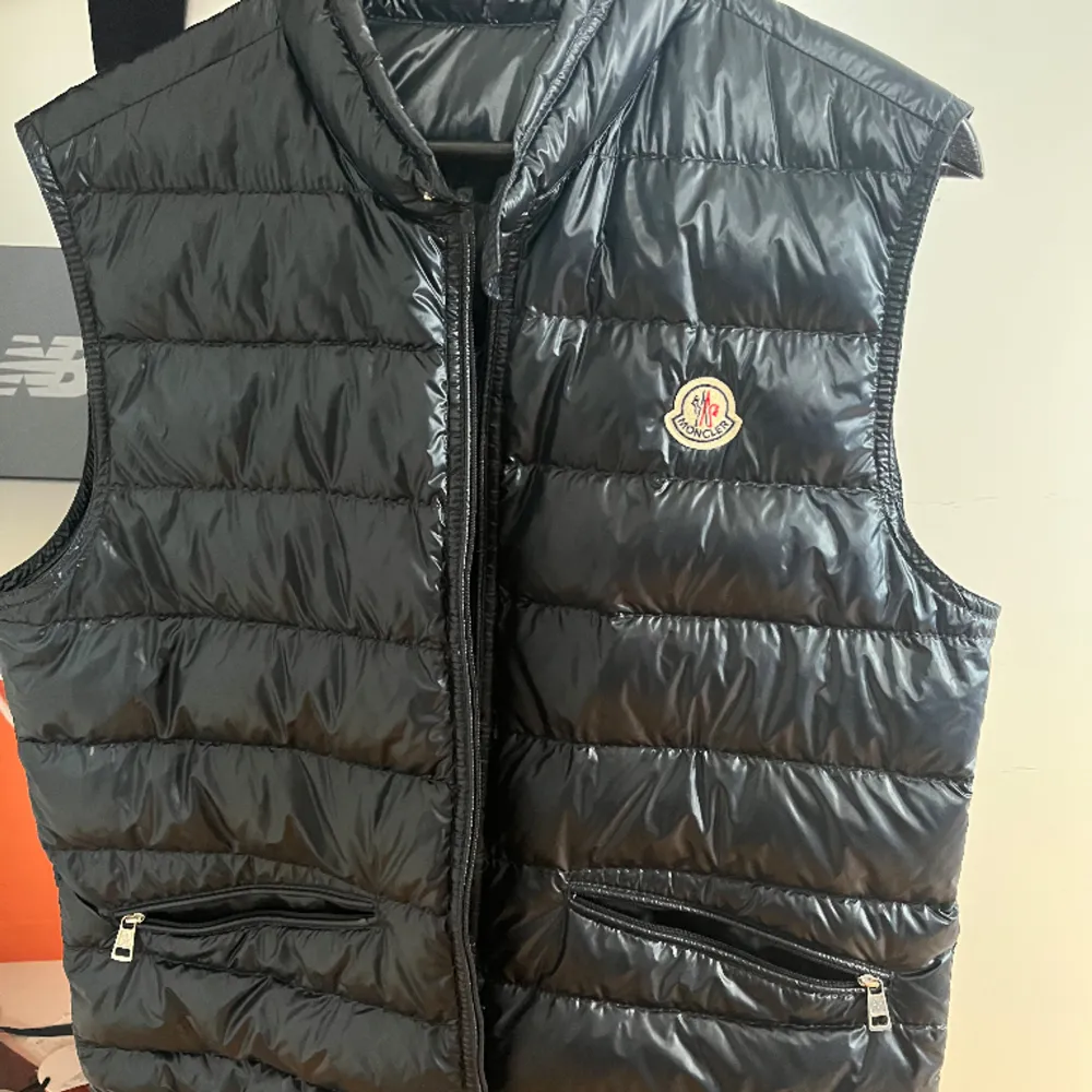 Moncler gui väst skick 9/10 . Jackor.