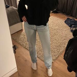 Crocker jeans - För stora på mig men sitter jätte bekvämt. Är 176 cm och långa på mig. 