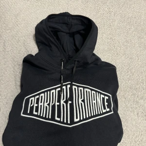 Peak performance hoodie  - Säljer min peak hoodie i storlek Large, använd men fräsch. 