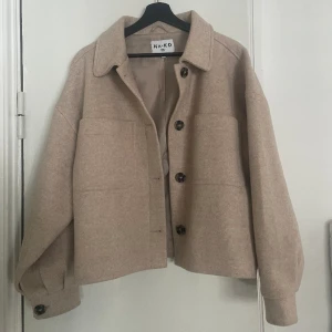 Jacka  - Säljer min fina tyckarna från nakd i storlek 36 Nästintill oanvänd  Modellen är lite croppad men oversize