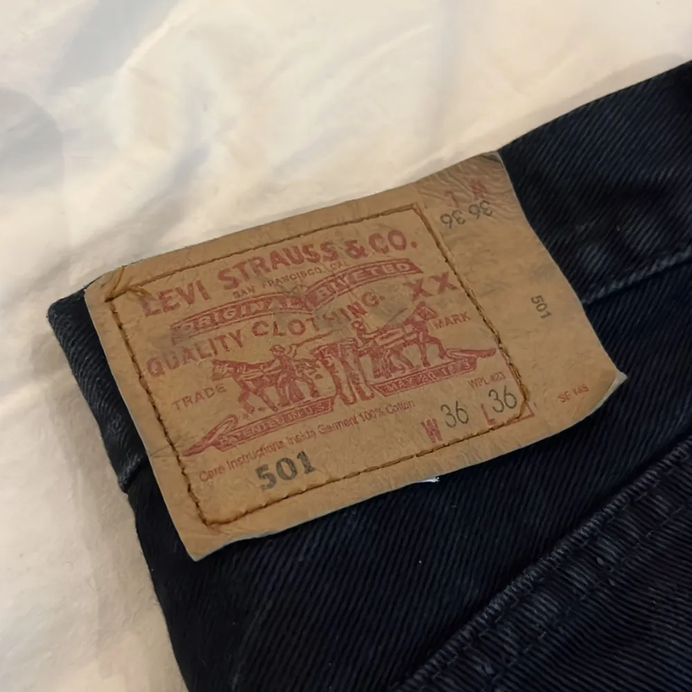 Levis 501 jeans. Har använt ett par gånger men säljer för de är lite för stora. De är i bra kvalitet! Säljer de billigt men Priset kan diskuteras🫶. Jeans & Byxor.