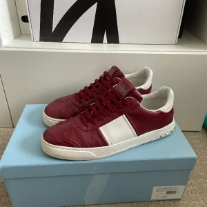 Valentino Flycrews  - Säljer ett par väldigt snygga Valentino Flycrews! Storlek 41 men passar större! Endast 1 nit saknas! Dustbags medkommer vid köp!  Hör gärna av dig om du har frågor!